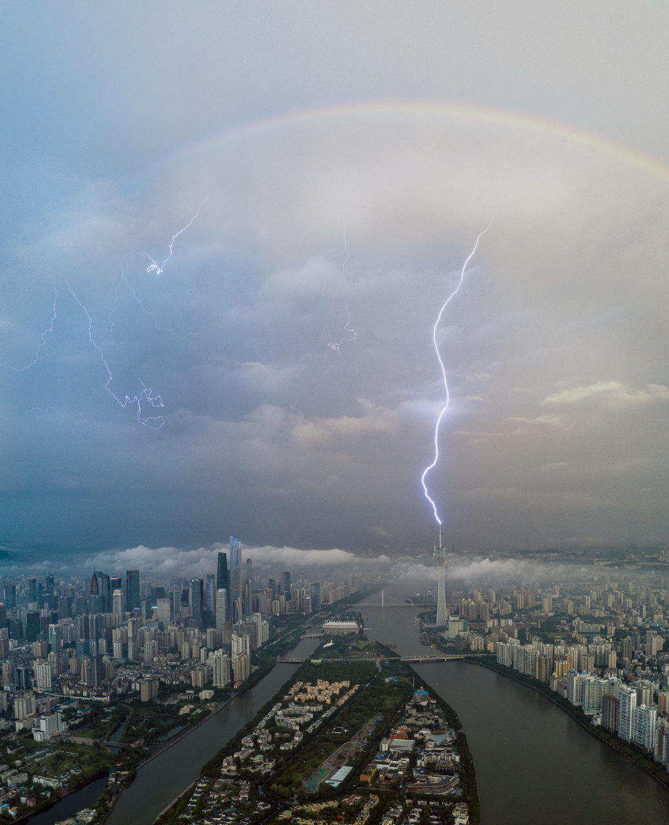 彩虹没有拍齐全广州塔被闪电劈中广州塔闪电闪电广州塔广州塔闪电图片