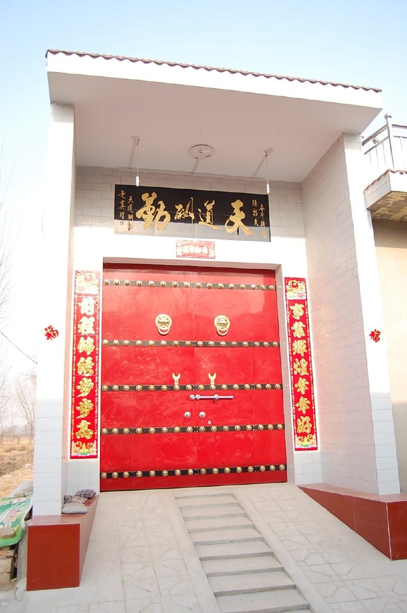 大红门 br /> 用的最多的就是大红铁门,白墙砖.