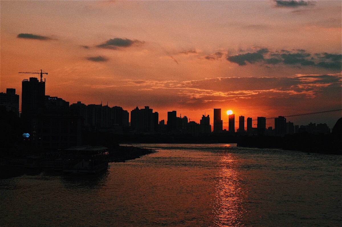 我的取景器总跟着太阳，生怕落了下去