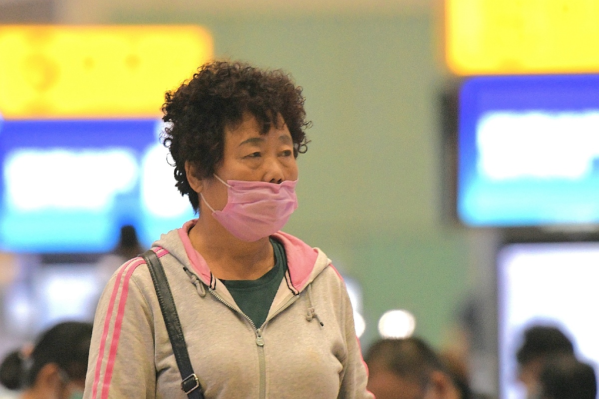 北京南站已经很多人不戴口罩或错误佩戴口罩2020年9月15日