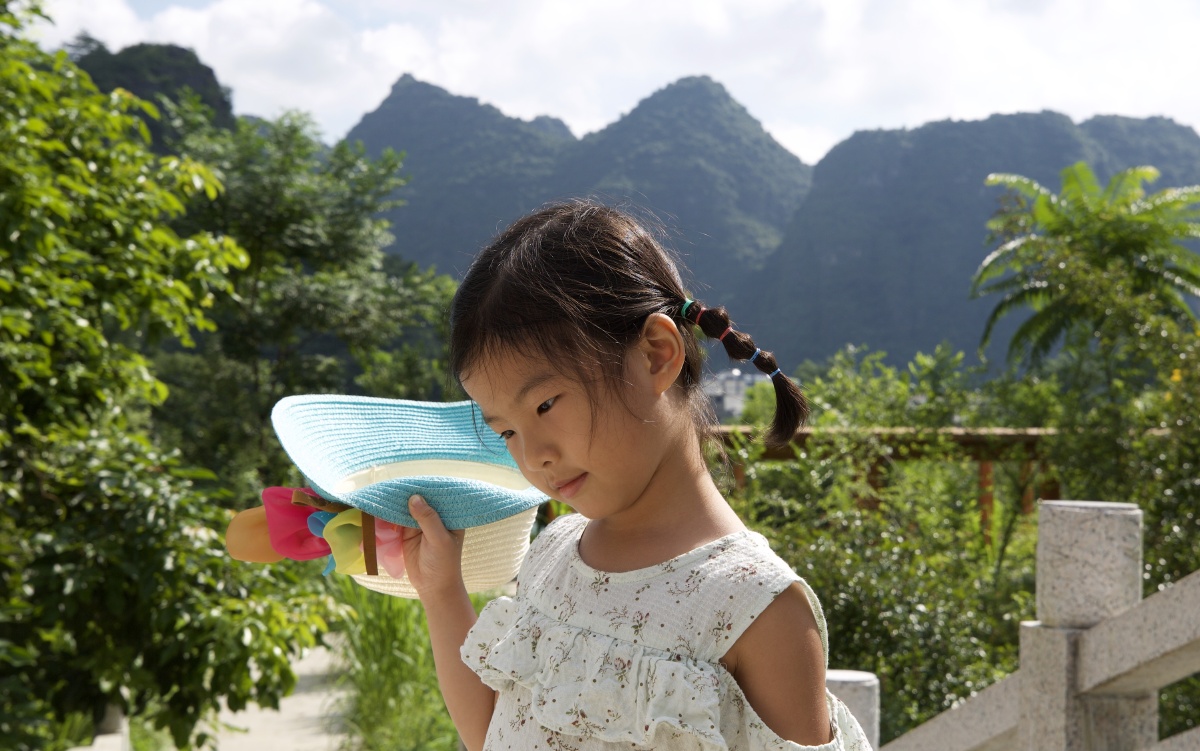山村小女孩的模特梦.拍摄干广西都安瑶族自治县东庙乡天窗湖畔.