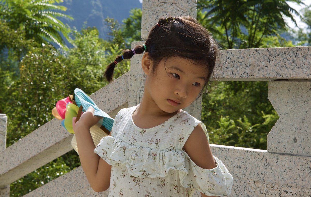 山村小女孩的模特梦.拍摄干广西都安瑶族自治县东庙乡天窗湖畔.