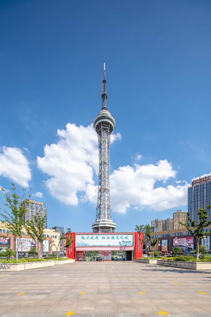 常州武进广播电视塔是一座位于常州市武进区的标志性建筑,该塔高228米,是国内县一级高度最高、功能最全的钢结构塔,被誉为“全国县级第一塔”。随着武进电视塔景观照明工程的顺利竣工,夜幕下的武进电视塔光彩闪耀、动感飘逸,成为整个武进地区一颗耀眼的明珠。