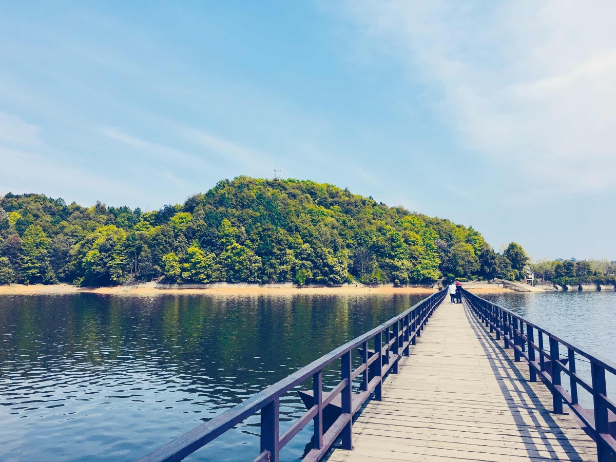 手机风光色彩天空云阳光树山水湖泊浮桥   打开微信,使用"扫一扫"即可