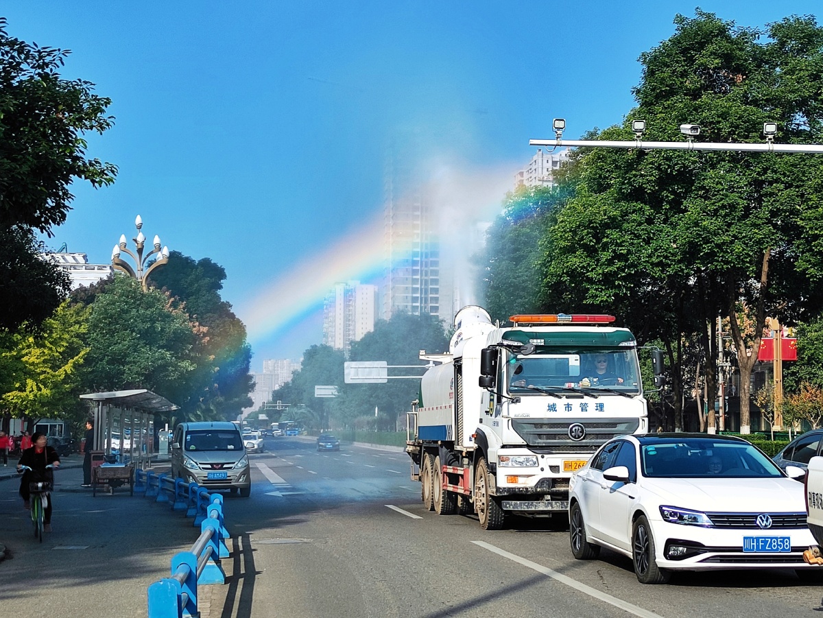 洒水车制造的彩虹