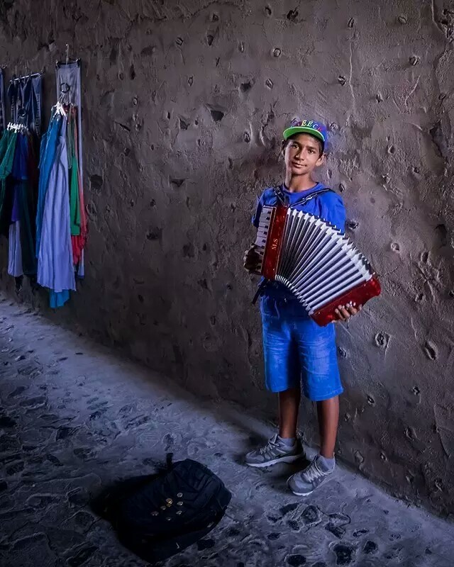 圣岛讨生的男孩