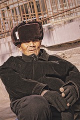 305678