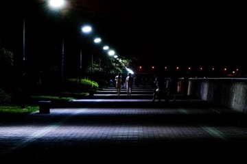 踩着钢琴键盘散步