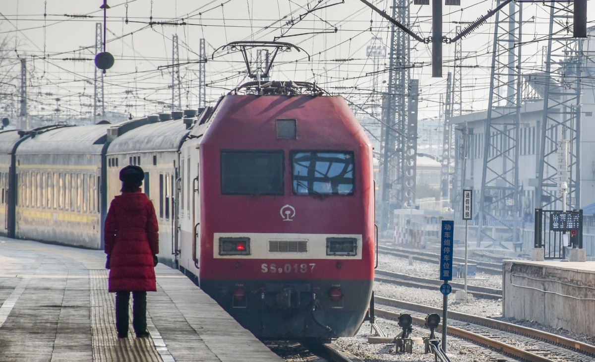 次(杭州—北京)进北京站11站台,一名女值班员正在接车 - 管内2次列车
