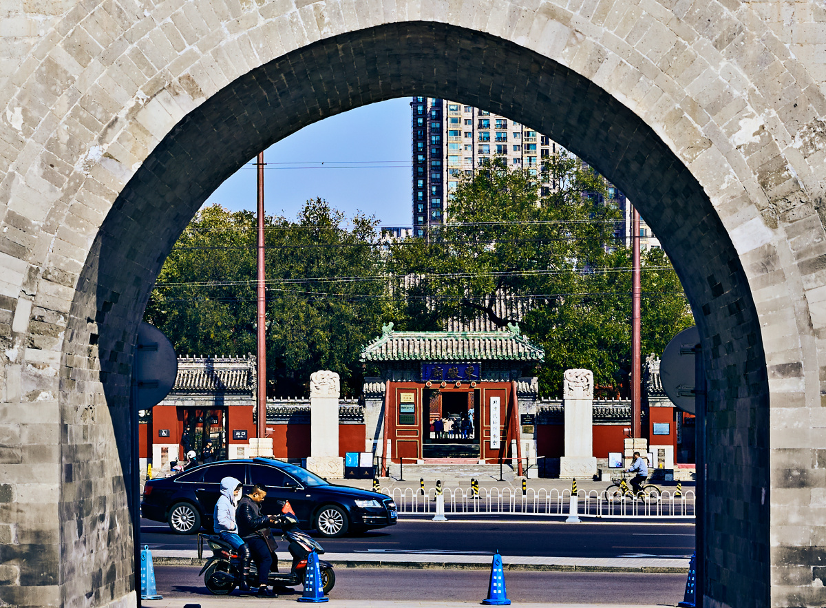 《三洞七楼·东岳庙琉璃牌楼》