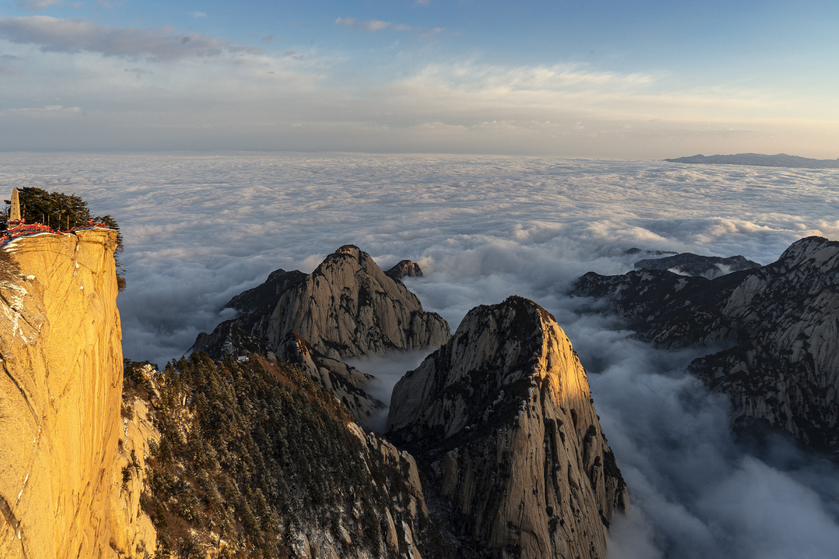 华山晨光清晨的第一缕阳光将华山涂成了金山云海涌动一片壮观景象