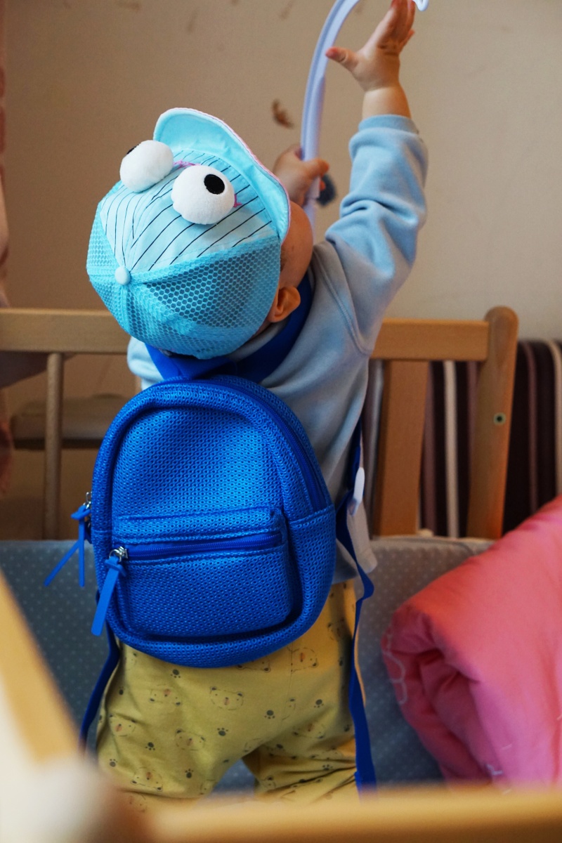 背上小书包上呀上学校