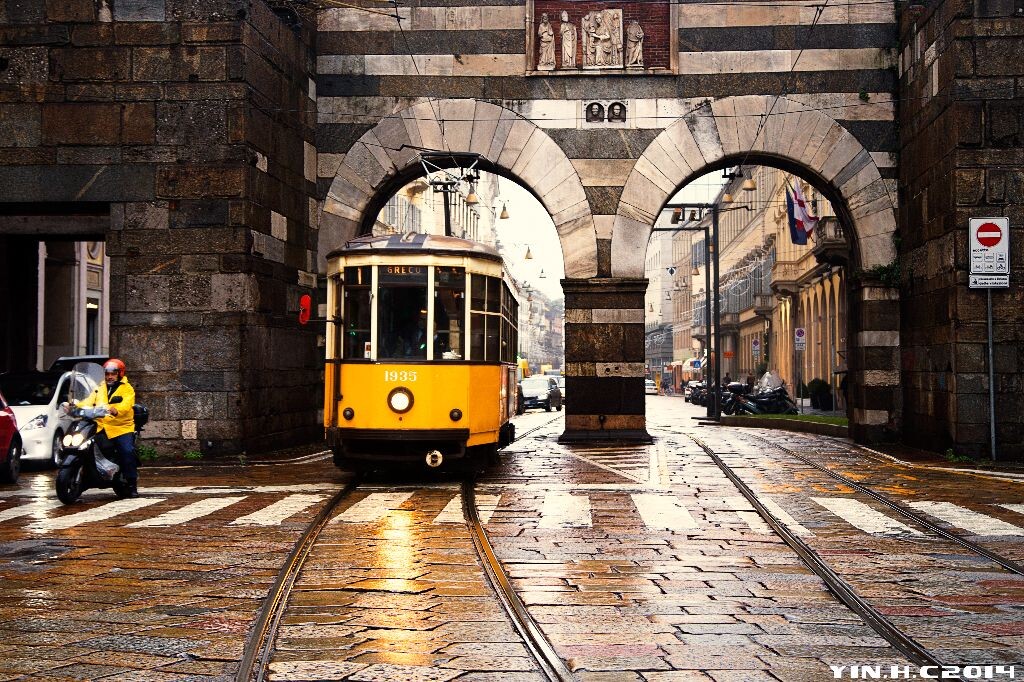 Milan,Italy 第一眼看米兰,十分凌乱破旧,城墙斑驳,石板街道,上了年纪的有轨电车,沧桑感无处不在。