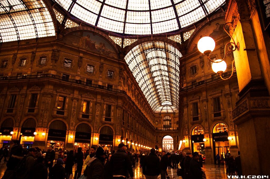 Milan,Italy 埃马努埃莱二世长廊,非常奢华的一条商业街,顶级奢侈品店和古老的城堡融为一体,高贵冷艳堪比香街。