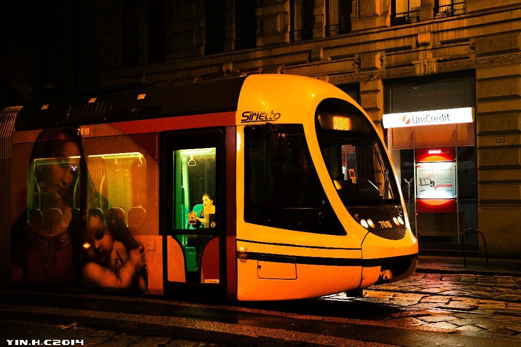 Milan,Italy 米兰街头的tramway,可以理解成地铁在街道上跑,轨道和街道已经融为一体,车没来的时候可以行人,这种列车的车厢种类繁多,要么古典得要命,要么艺术得要命。