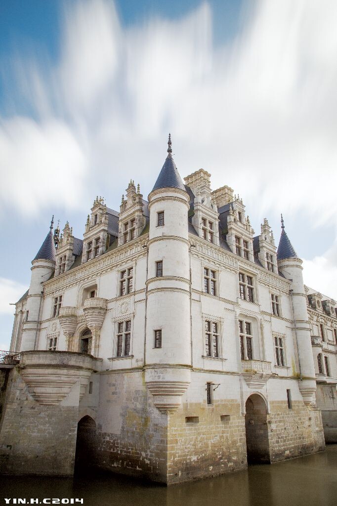 Château de Chenonceceau, France 舍农索城堡是卢瓦尔河谷最负盛名的城堡之一，也是唯一一座建在水上的城堡，这地方其实就是很久以前法国国王包养情人的宅子，我去的时候刚刚下过雨，水很浑浊，夏天的时候一定会再去的。
