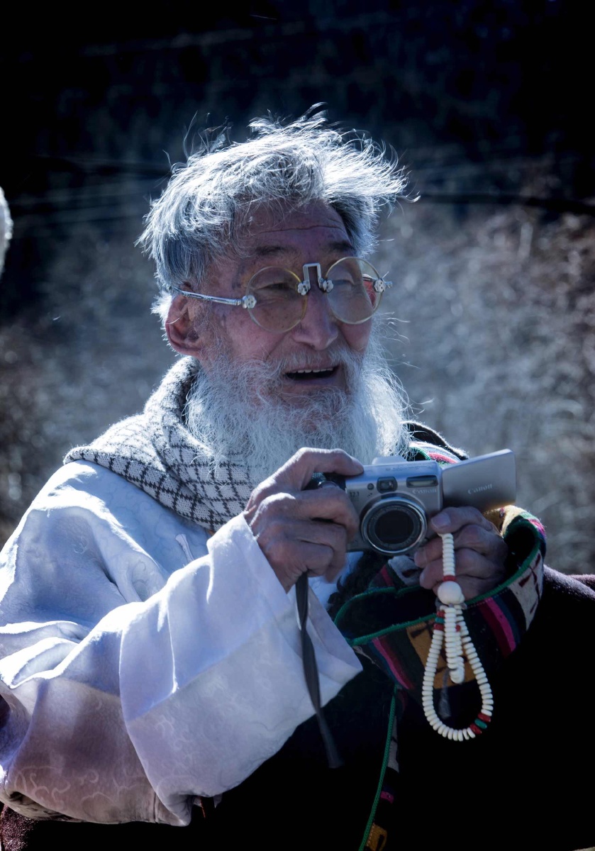 甘南行快乐的藏族老波拉