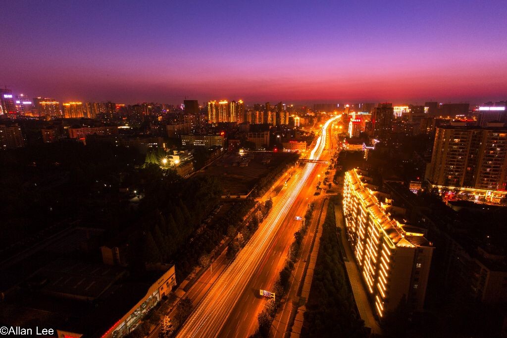 向着夕阳奔跑吧<br />
摄于武汉黄浦路