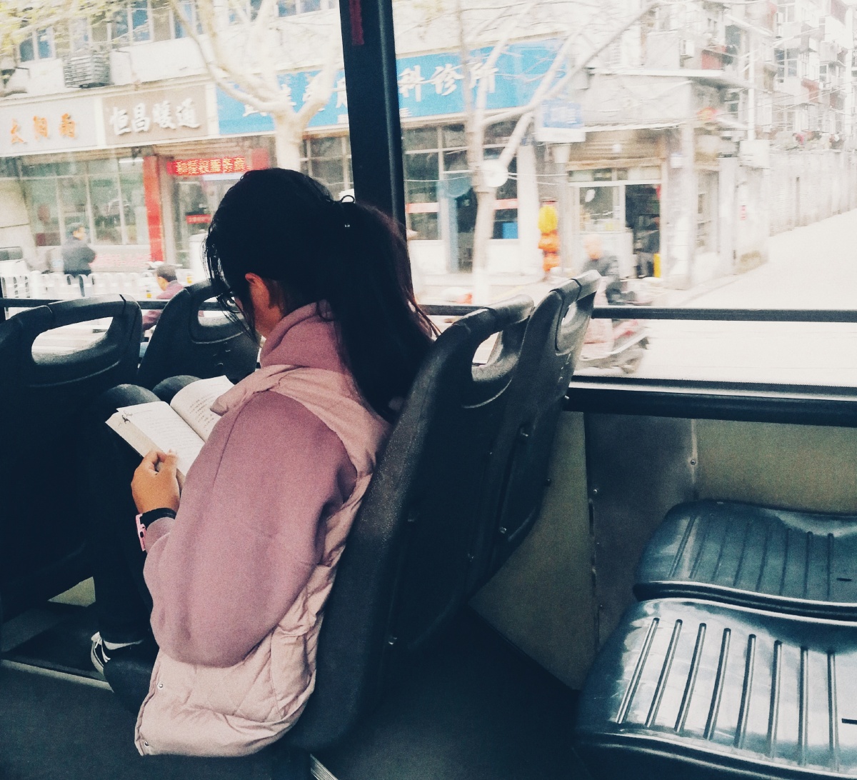 离开学校了在下班的公交车上看到一个看书的小姑娘真棒