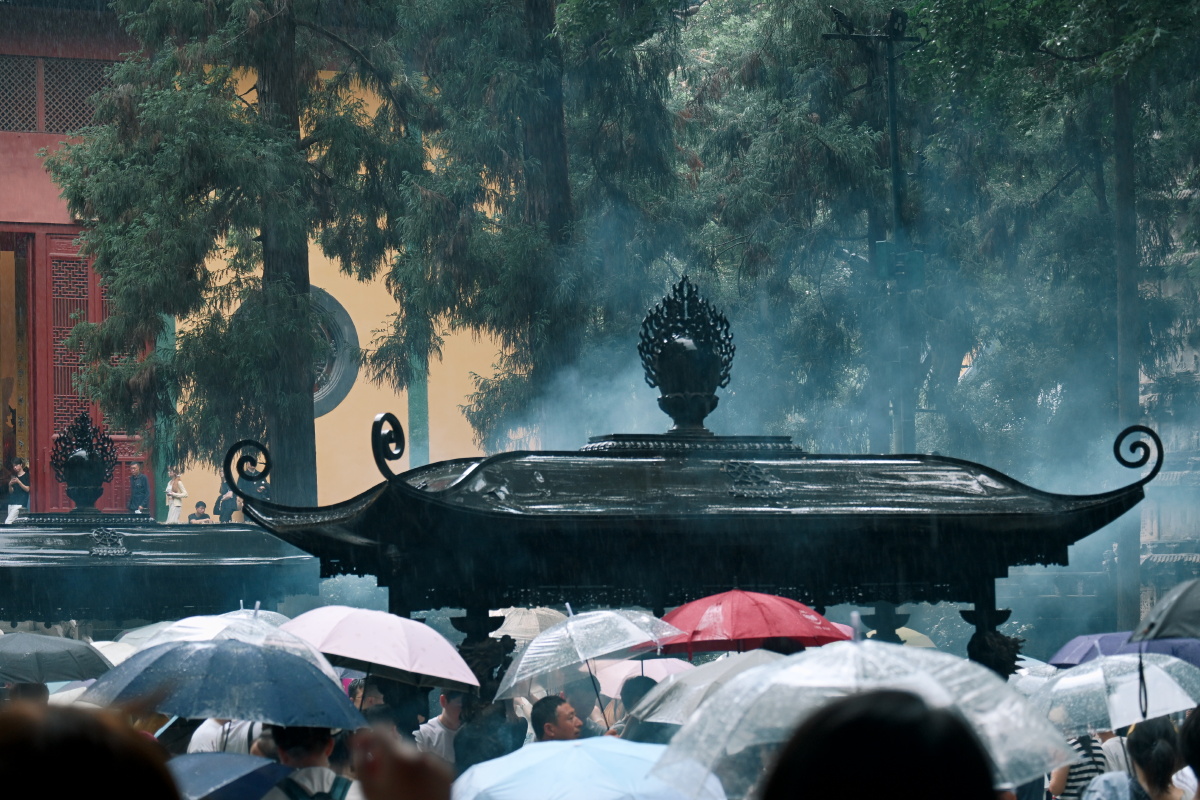 古寺烟雨中,伞下赴焚香。