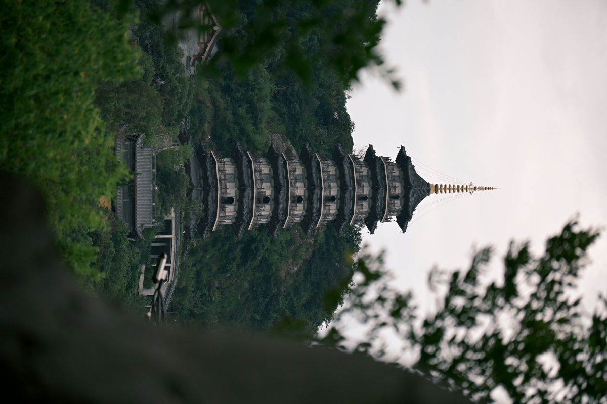 七层古塔立,万木拥青山。