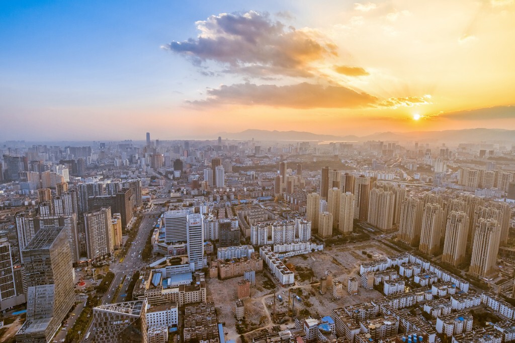 登上楼顶，夕阳正好的时候，兴冲冲按了几张，过了一会儿看了眼参数，发现太阳还没落山呢ISO却还停留在头天晚上瞎拍时设置的500。显然我不是一个严谨的老法师。