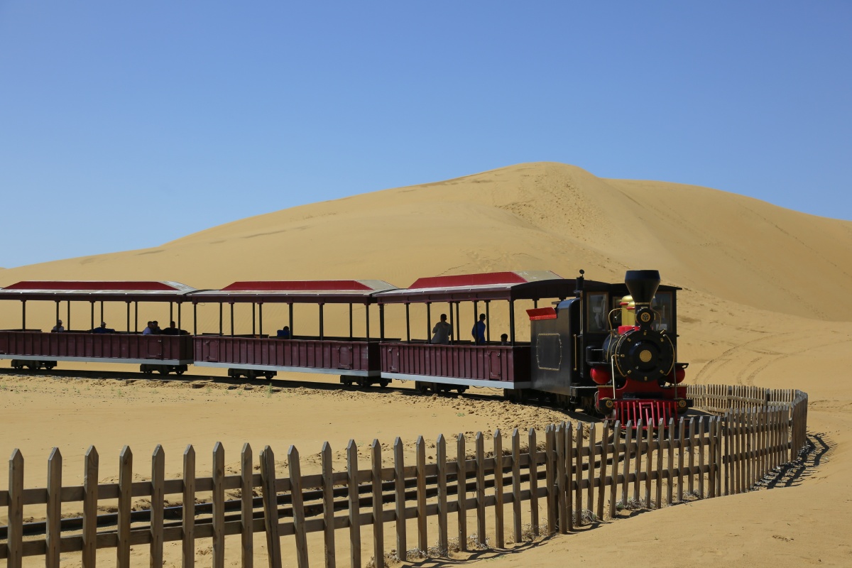 沙漠里的小火车