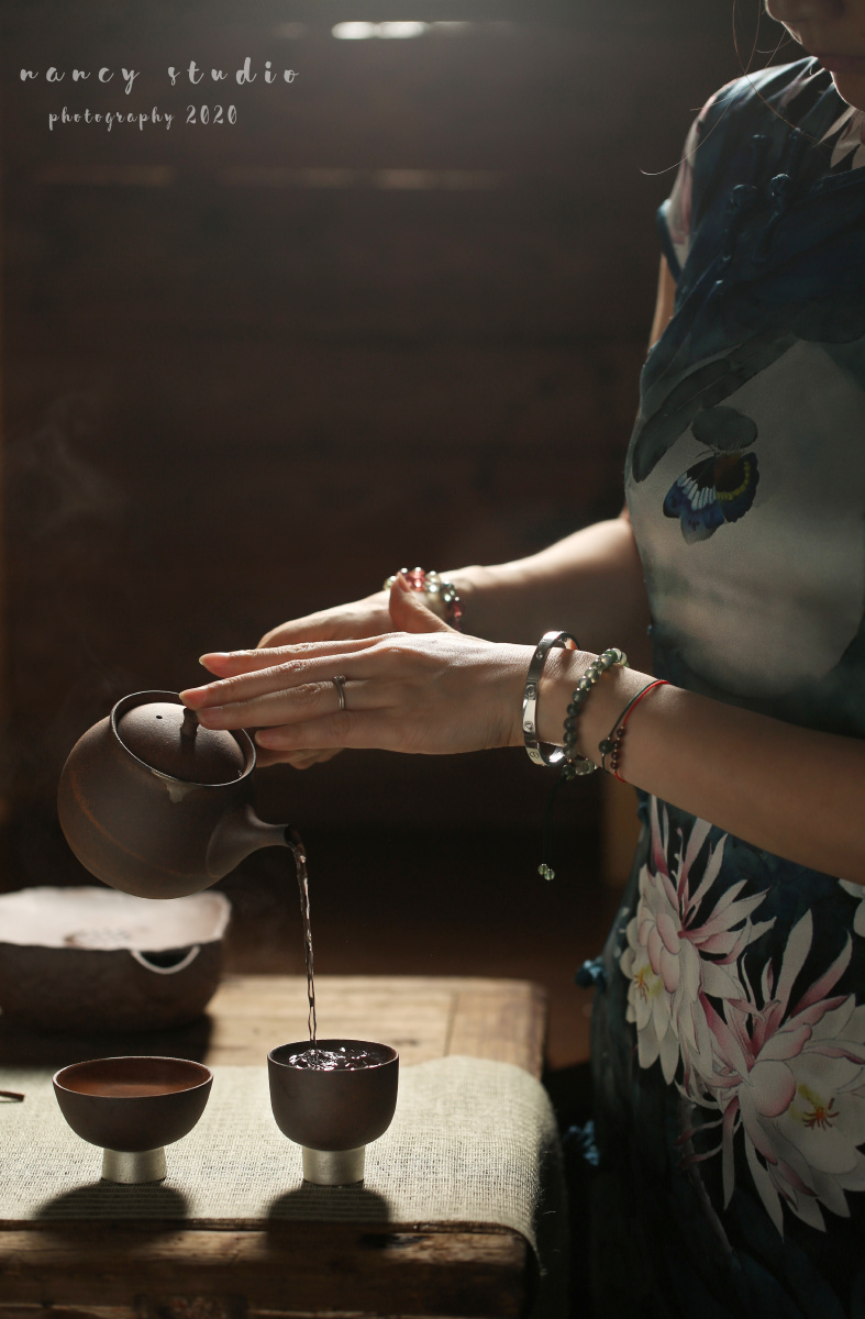 一杯清茶品日月