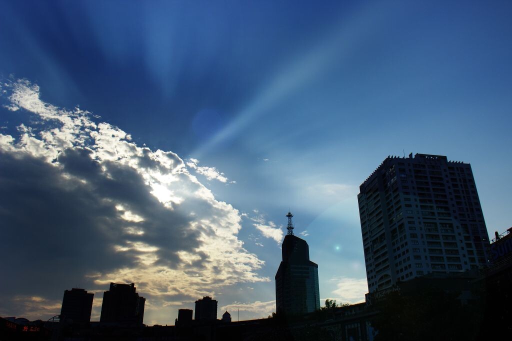 第一次拍到耶稣光<br />
以前看到这样的光可能没在意，在图虫上看到原来这叫耶稣光，终于第一次把它拍了下来，很开心~后期调了一下对比度，增加了一个光晕~