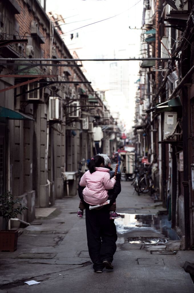 年初第一次带着D800出门，从四川北路走到鲁迅公园，原本试机的下午就要收工结束，可就在要转身离开这老弄堂的时候，一个转身，差点就错过了这暖心的一幕