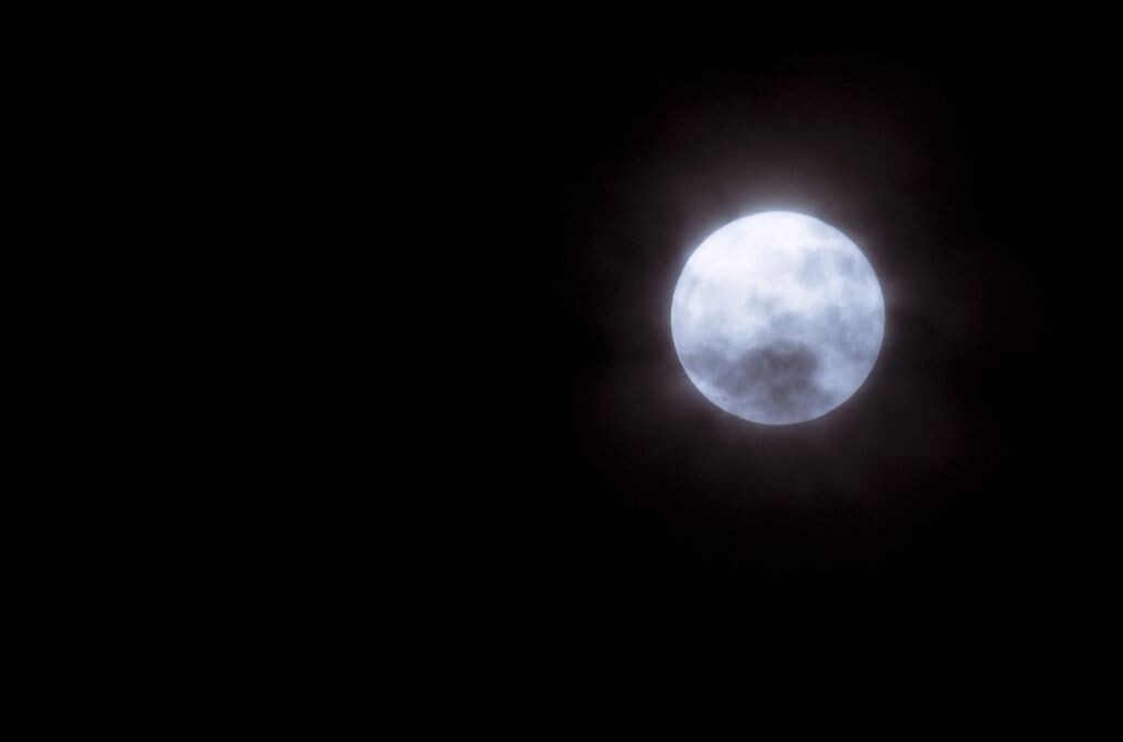 今夜月明人尽望，不知佳人在何方<br />
