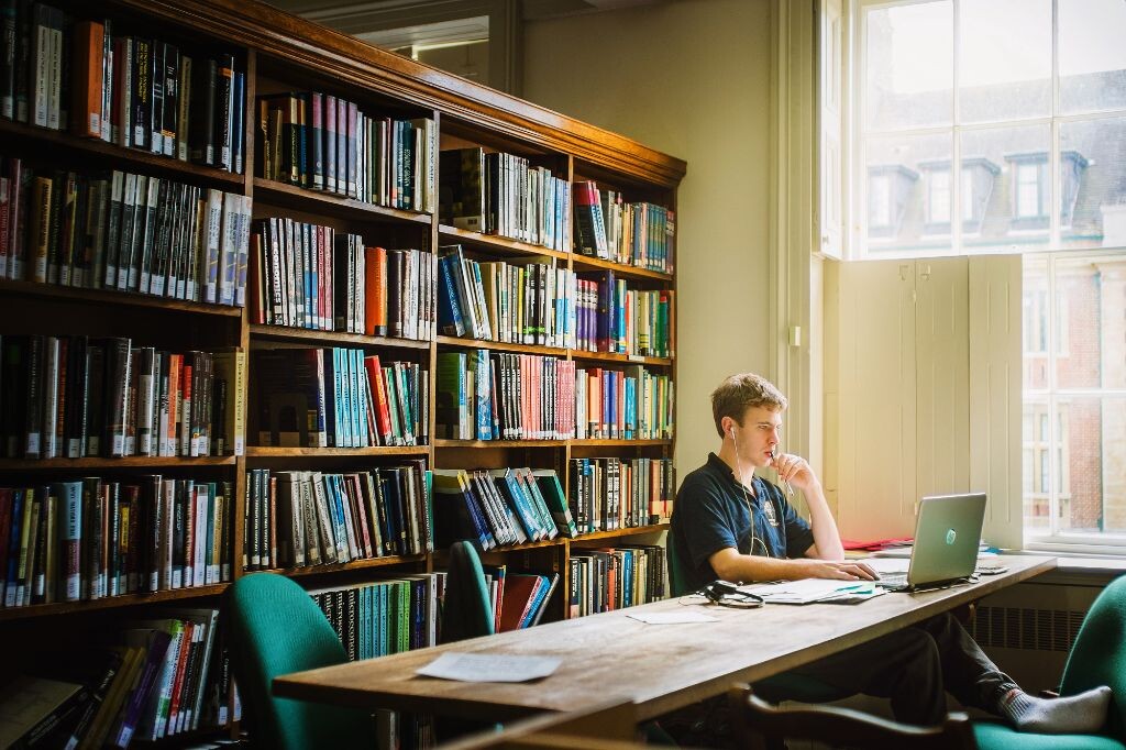 午后图书馆...一个人的世界...<br />
St. Peter's College, Oxford