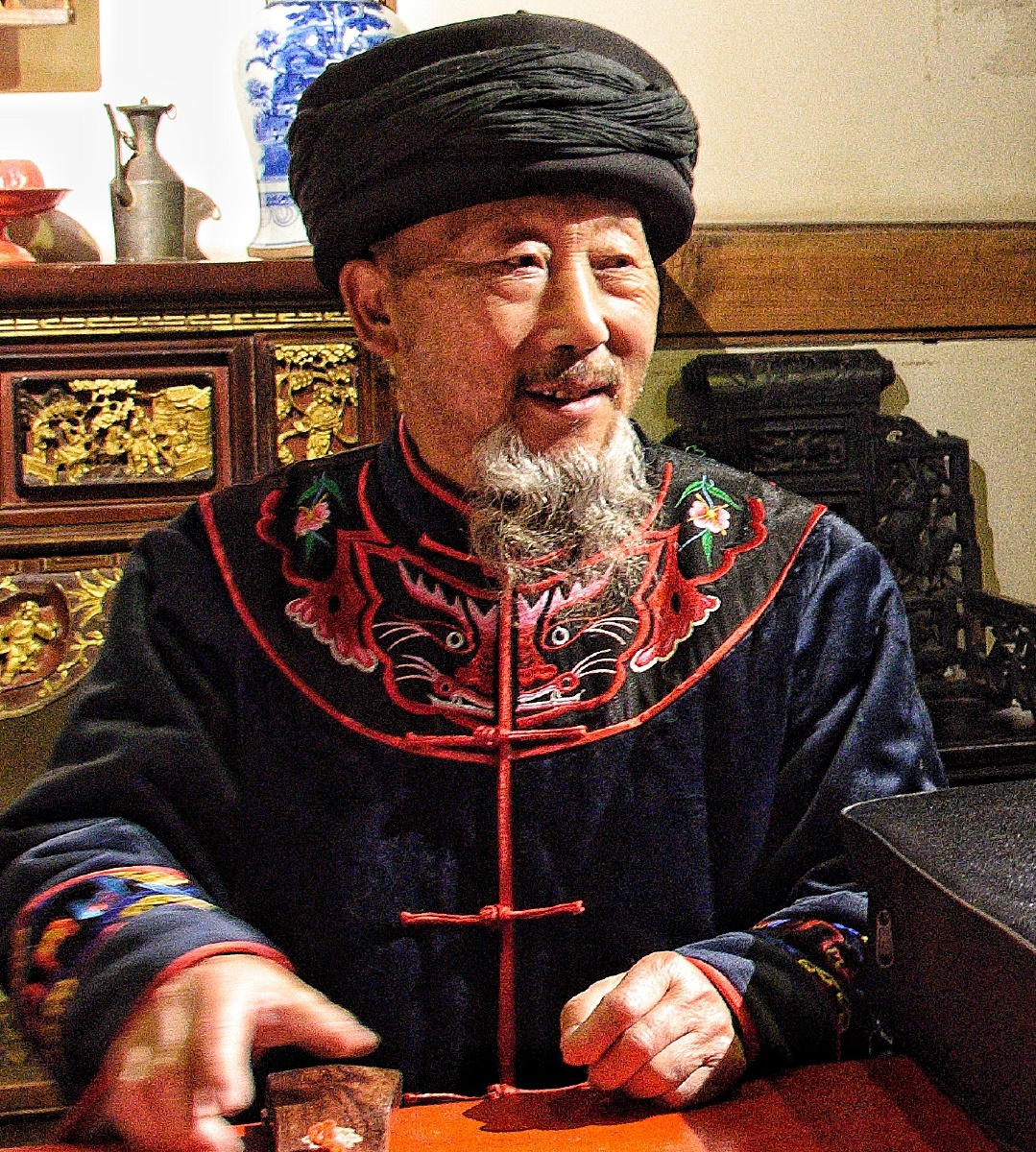 这位苗族大爷,在指导他的乐队弹奏,看他脸上露出和蔼可亲的笑容,我