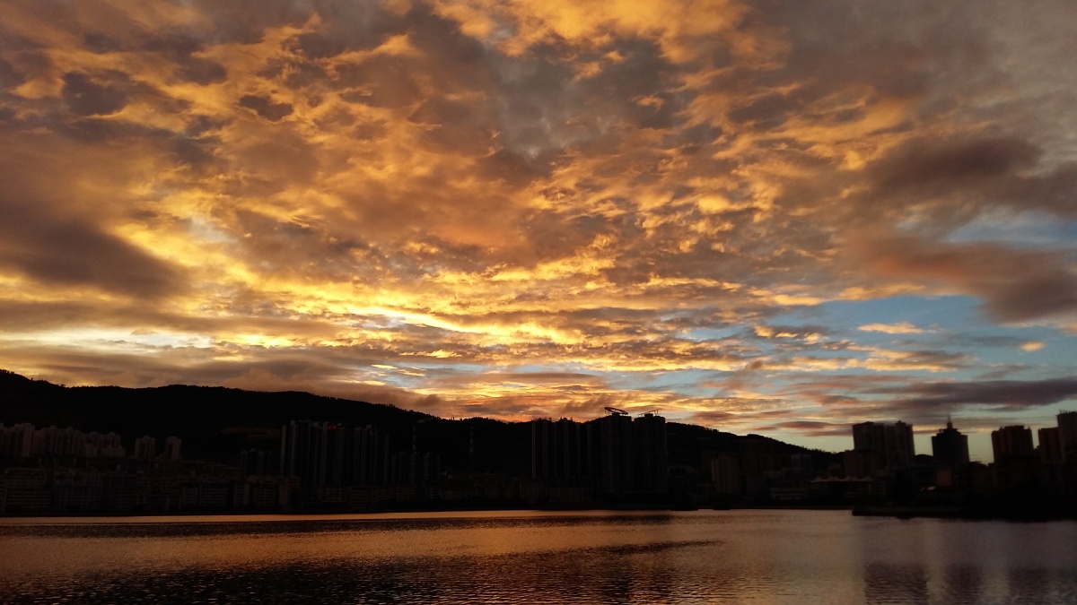 云南红何个旧《锡都夕阳》