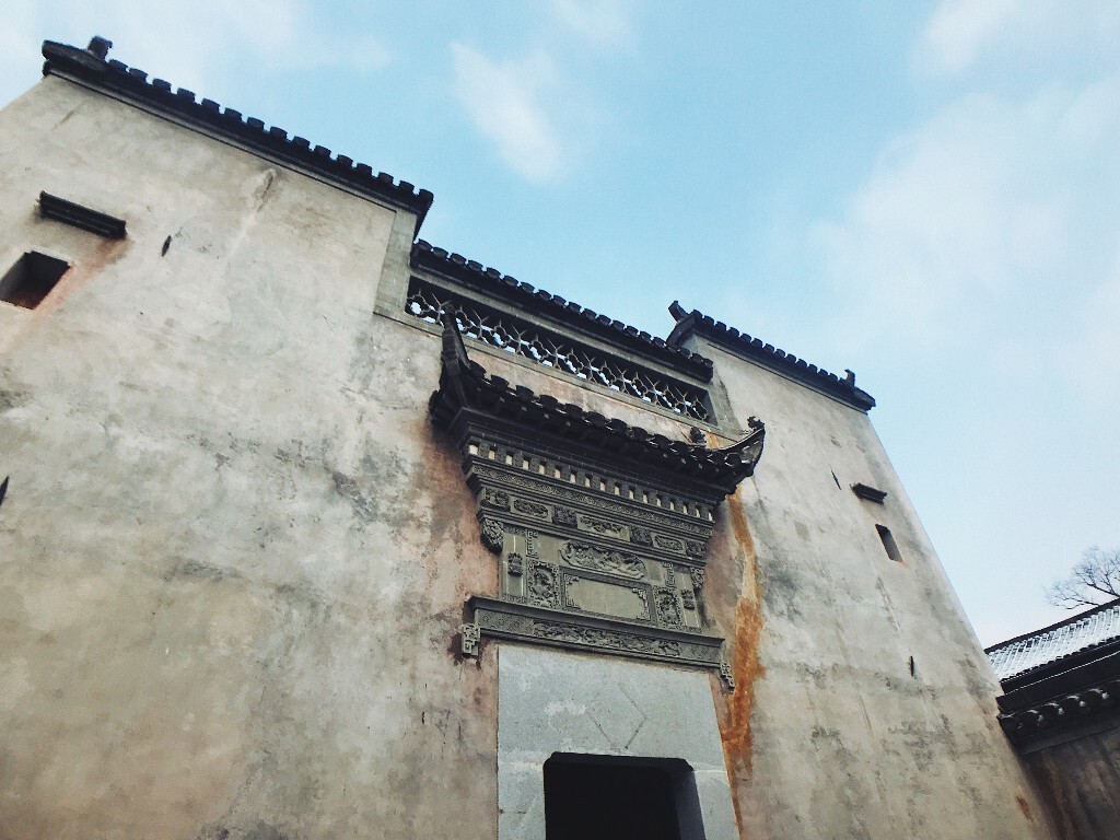 淡蓝的天空，漂浮的白云，鲜明的线条，徽派建筑简单，干净。