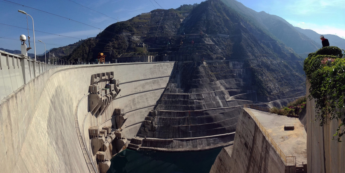 5米,是当今世界已建成的最高混凝土双曲拱坝,最大水头251米,开挖边坡