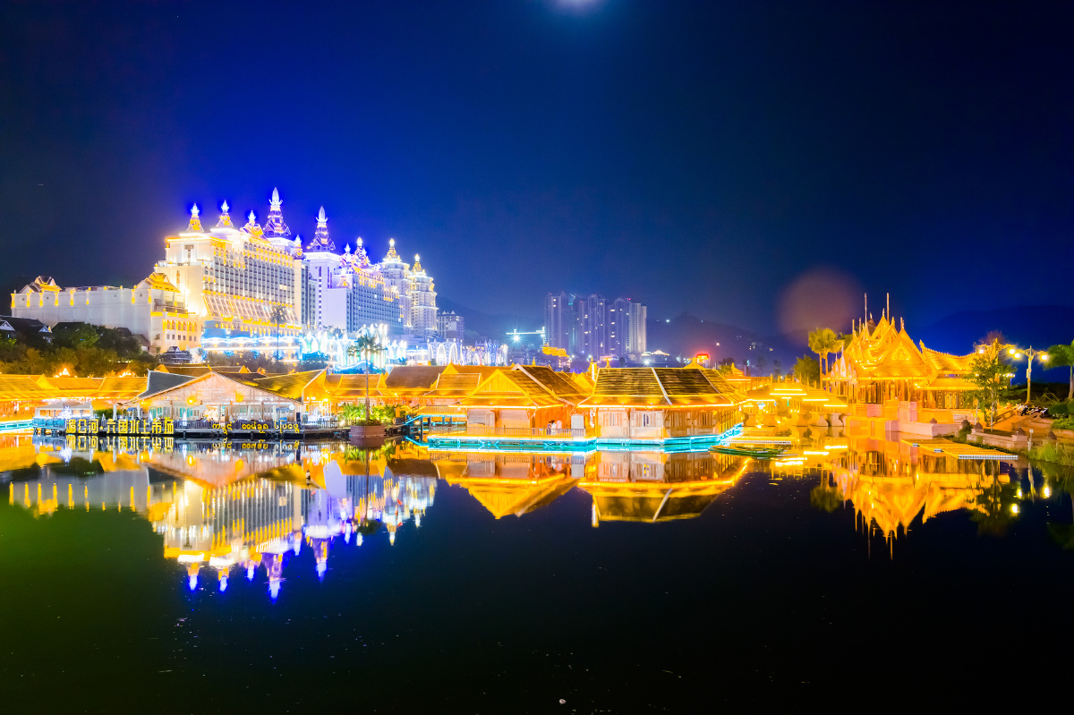 西双版纳湄公河水上市场夜景