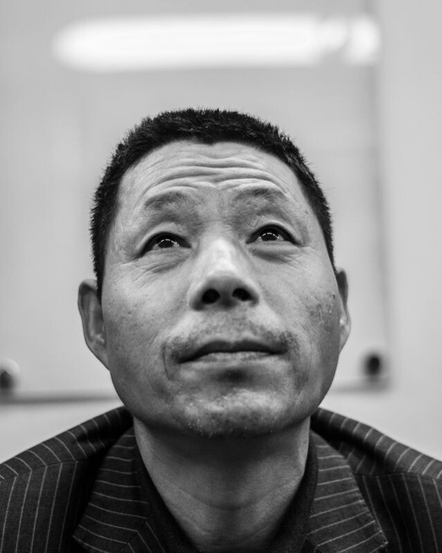 归途列车<br />
摄于北京地铁（北京西站），一位民工在注视着车辆到站的指示牌。让我想起了纪录片《归途列车》