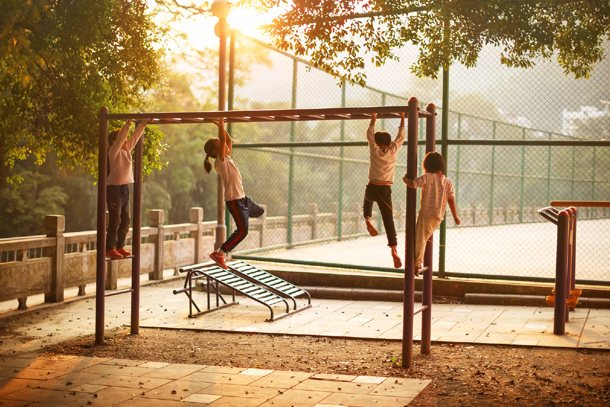 如今,图中的大榕树在城市建设开发中早已被移除,孩子