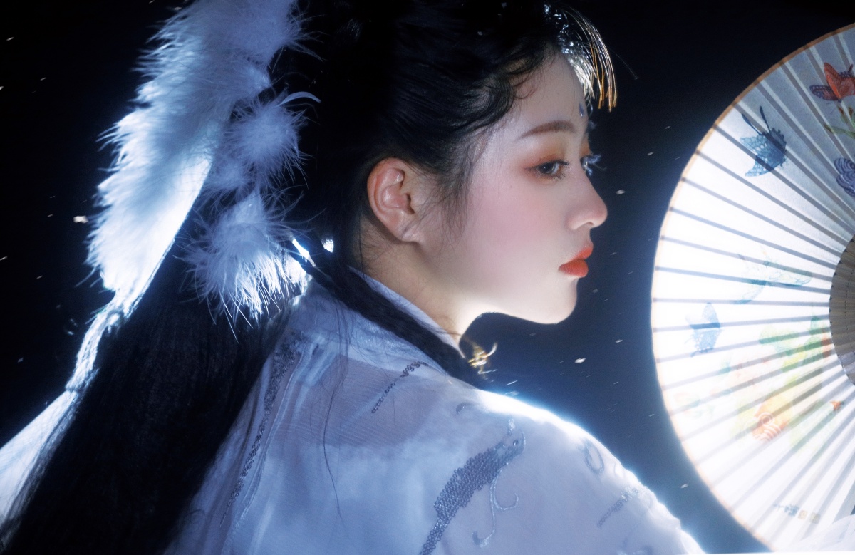 初雪汉服版神明少女