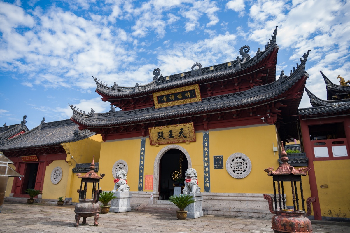 绍兴钟堰禅寺位于偏门鉴湖外钟堰头的山阴古道上面临鉴湖清水明代晚期