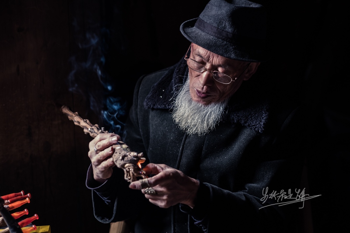 做烟斗的老人
