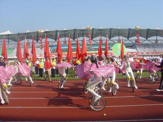 庙城学校独轮车队代表怀柔参加市级表演。.JPG