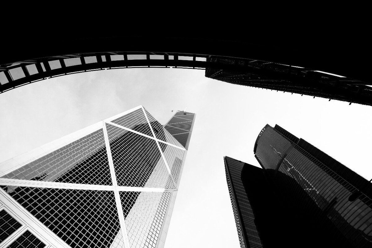 楼围城，天空如此狭小。