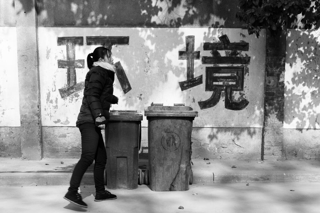将垃圾丢入垃圾桶里，这大概就是我们为环境做的最多的事情了。