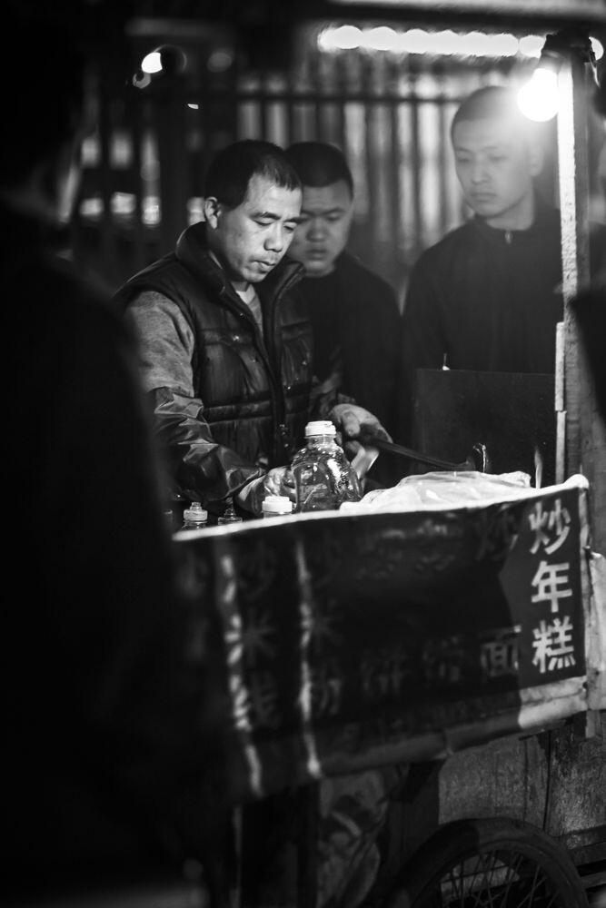 北临人大，背靠居民区，小吃街一到了晚上就灯火辉煌，香飘十里。铁板烧，麻辣烫，炒年糕，炭火烤串……花样繁多，应有尽有<br />

