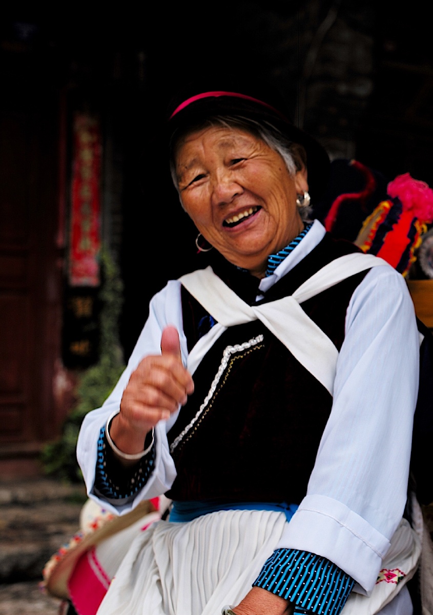 纳西族妇女
