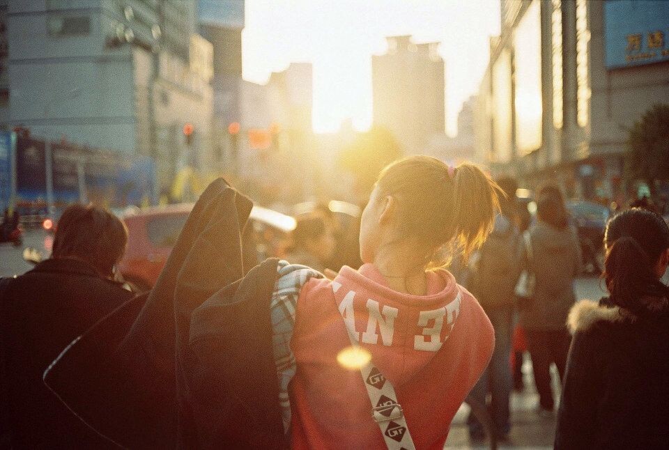 週五傍晚的新街口<br />
下班路上路过新街口，温暖的阳光，温暖的女子。这就是南京。
