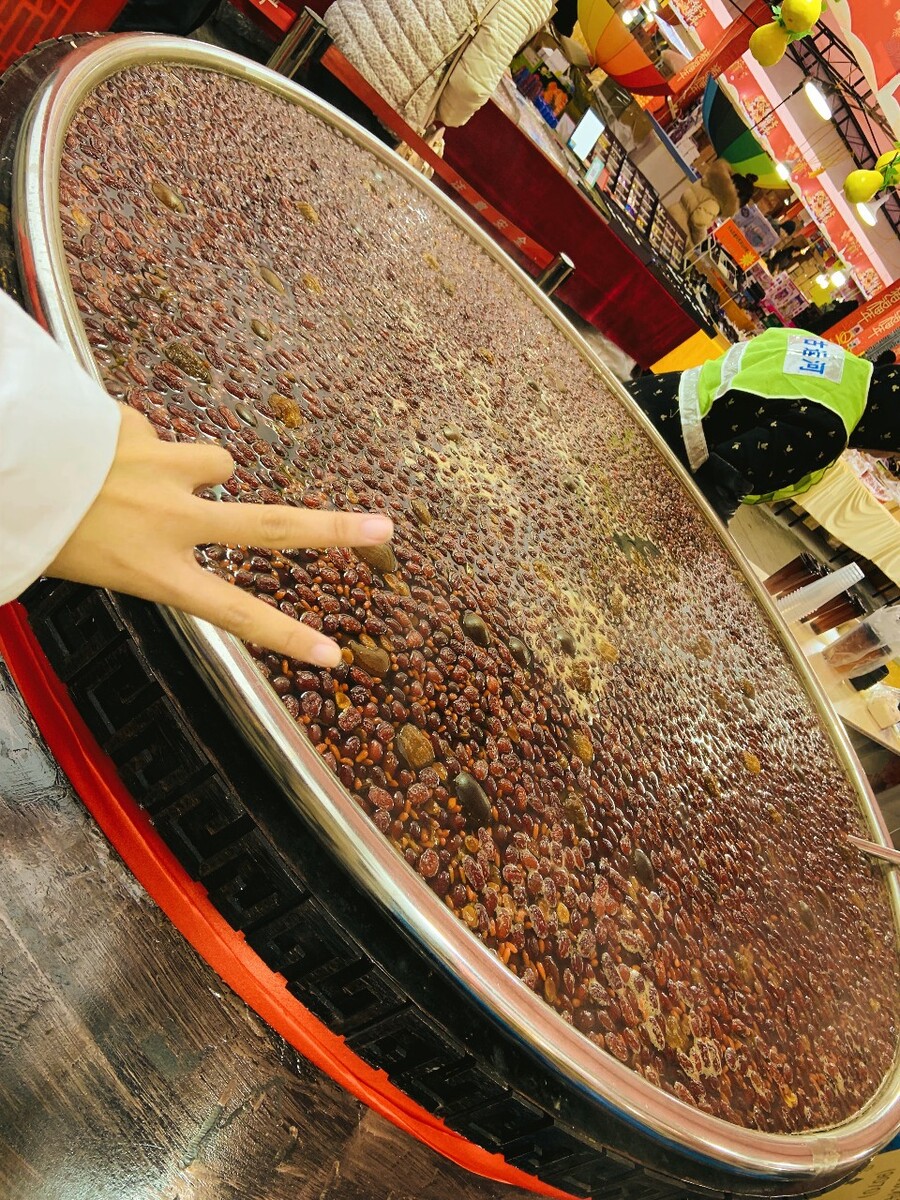 干红枣 市场上,新疆干枣挂在枝上晾干后可直接装箱