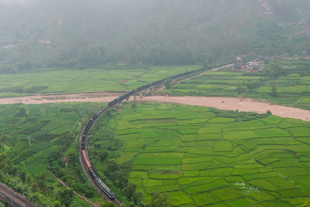 成昆线上巨龙在法拉展线